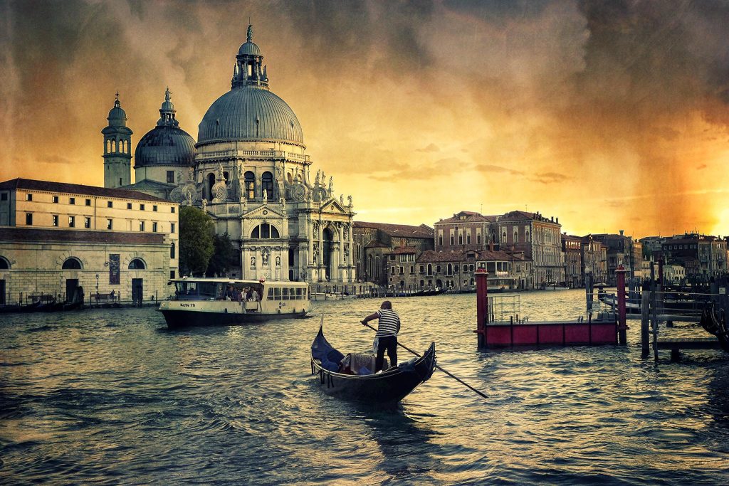 gondola en canal de venecia