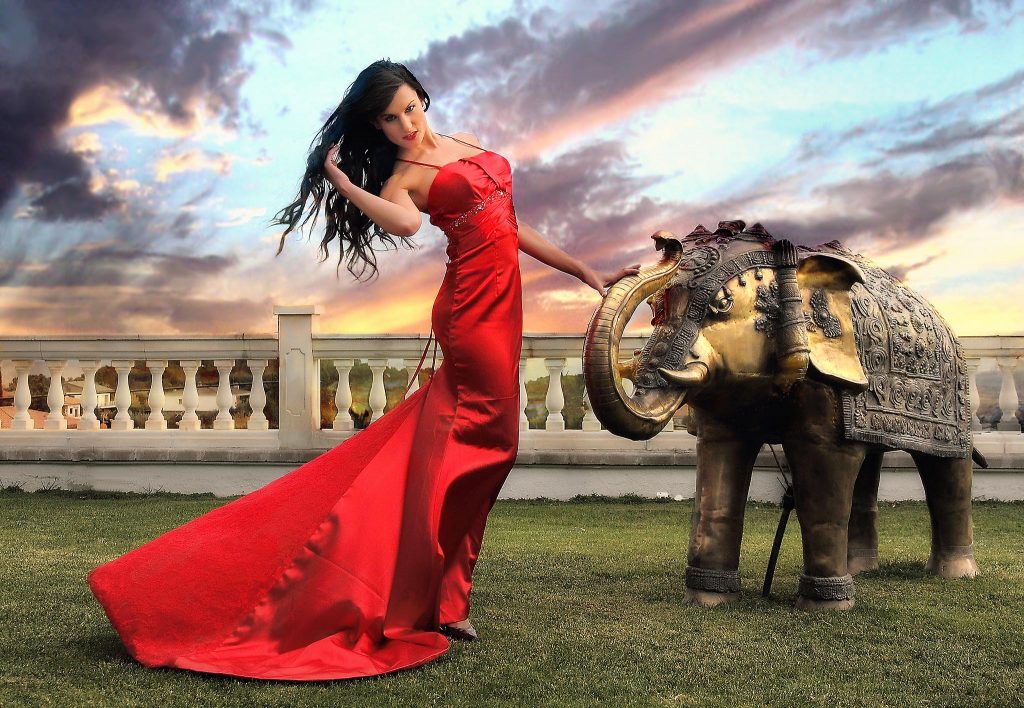 fotografia de modelo elegante en exteriores