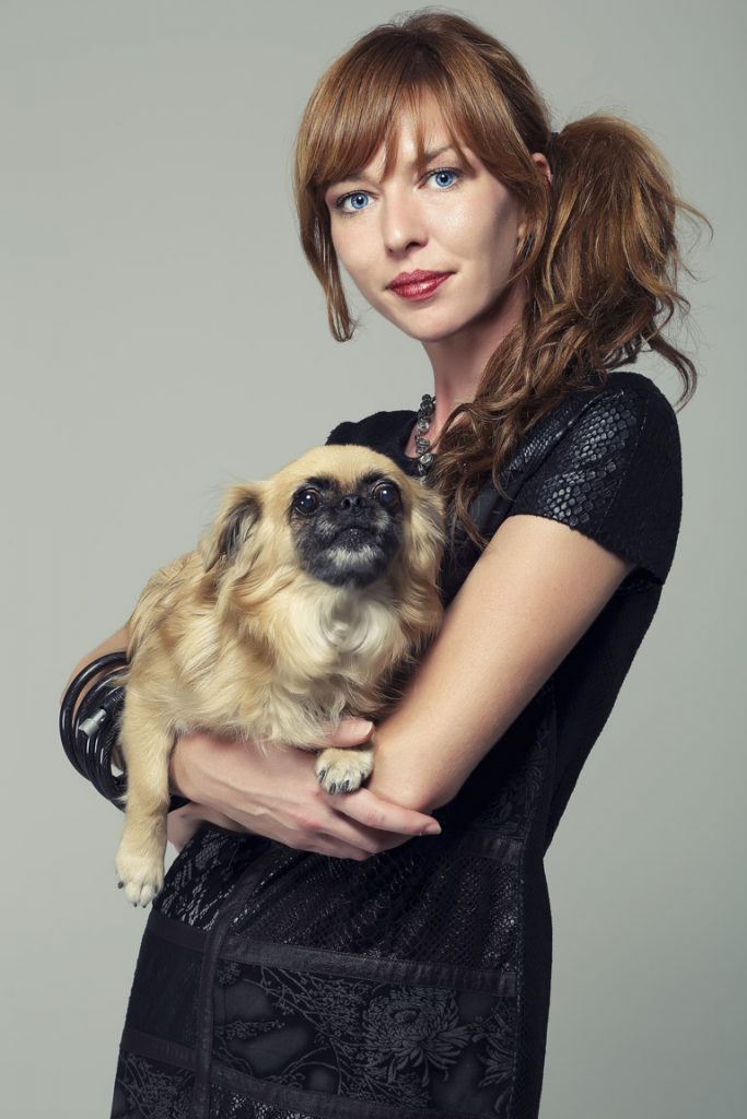 retrato femenino y perro