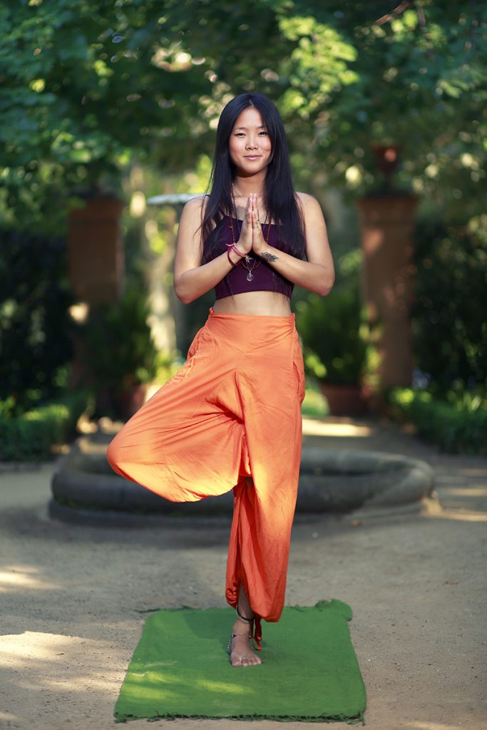 mujer asiatica haciendo yoga