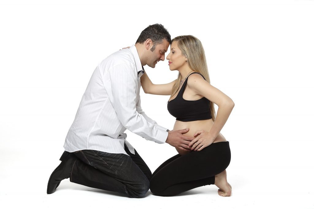 fotografia de embarazada con pareja