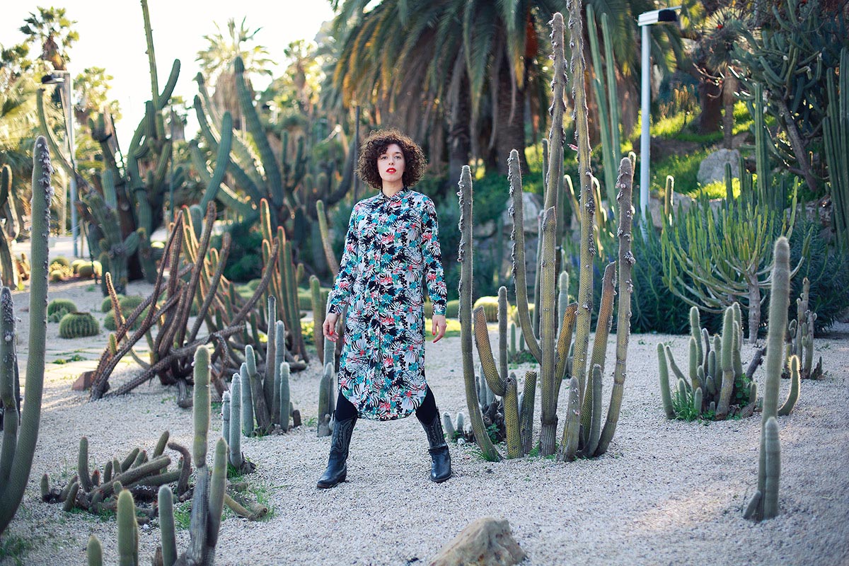 modelo en parque de cactus