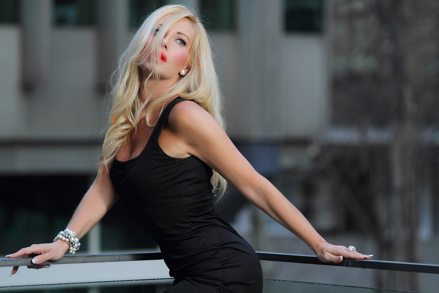 modelo femenina con traje de noche