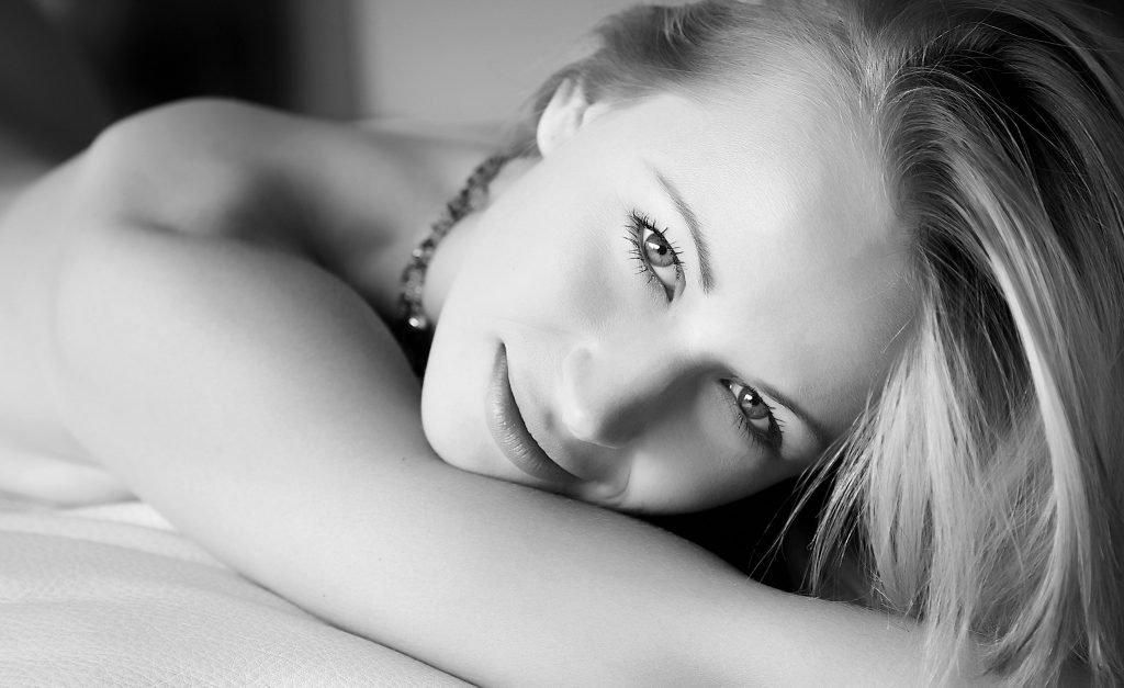 Retrato de modelo rubia en blanco y negro