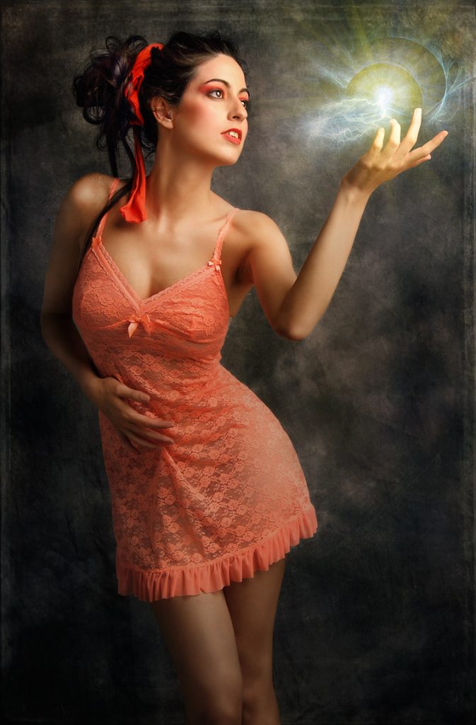 modelo femenina con hadas y magia