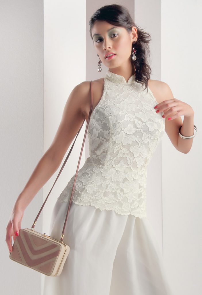 modelo asiatica en estudio con traje blanco