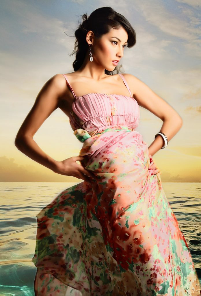 modelo oriental con vestido en la playa
