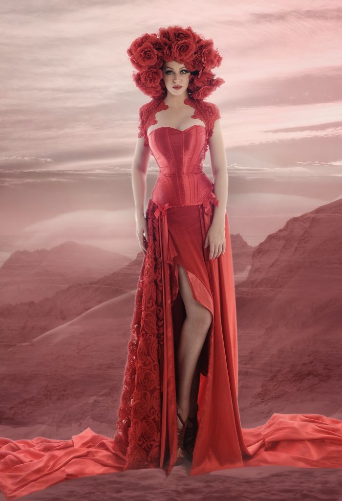 modelo con vestido rojo
