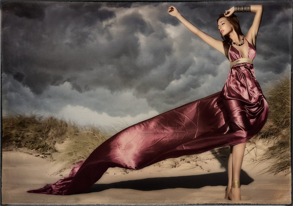 modelo en la playa con tormenta